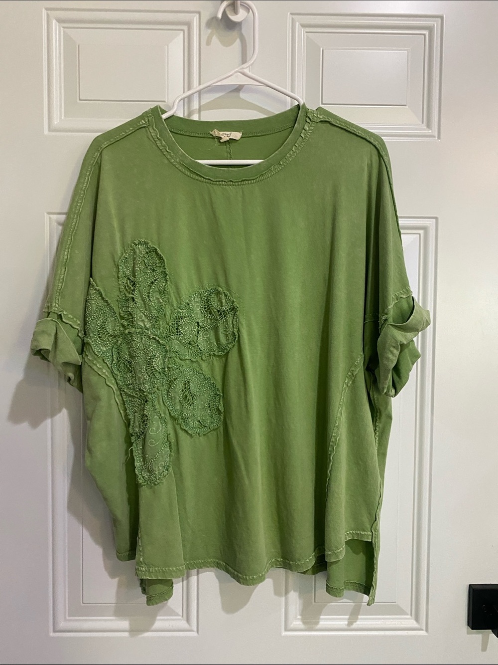 easel Olive Green Short-Sleeve Tee with Lace Appliqué